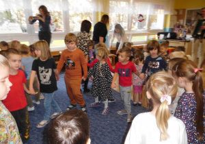 grupa dzieci podczas tańca