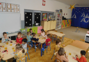 dzieci przy stolikach podczas poczęstunku