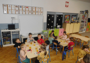 dzieci przy stolikach podczas poczęstunku