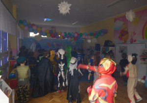 grupa dzieci podczas zabawy karnawałowej