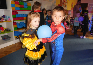 dzieci podczas tańca z balonem