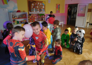 dzieci podczas tańca z balonem