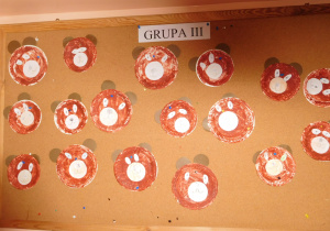 tablica z zamieszczonymi pracami plastycznymi dzieci