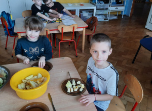 Sałatka owocowa w grupie IV