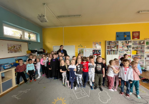 Dzieci z grup II, IV i V pozują do zdjęcia.