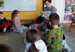 Pani stomatolog prezentuje sposób w jaki myjemy zęby.