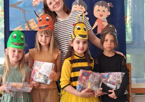 Dziewczynki pozują do zdjęcia z nauczycielem.