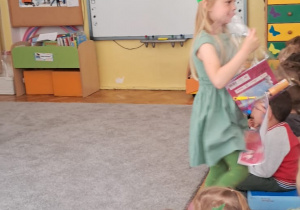 Dziecko odbiera nagrodę.