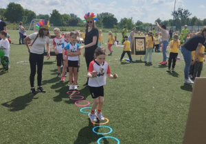 Dzieci pod okiem osób dorosłych biorą udział w zawodach sportowych