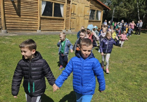Dzieci idą parami w Michałówce