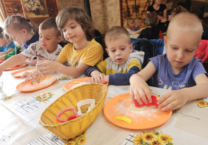 Chłopcy robią ciasteczka
