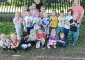 Grupa piąta pozuje do zdjęcia z medalami.