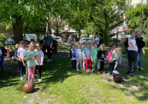 Dzieci czekające na swoją kolej w zawodach sporotowych.