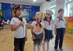 Dzieci z grupy IV i V występują przed rodzicami.