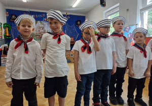 Dzieci z grupy IV i V występują przed rodzicami.