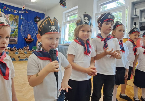 Dzieci z grupy IV i V występują przed rodzicami.