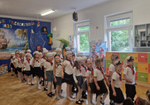 Dzieci z grup IV i V tańczą poloneza.