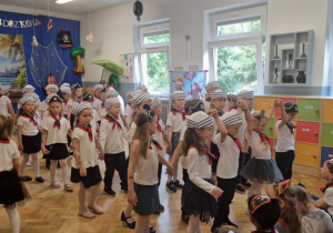 Dzieci z grup IV i V tańczą poloneza.