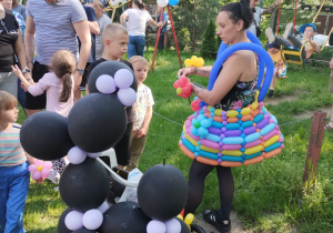 Animatorka wykonuje ozdoby z balonów.