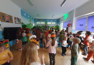 dzieci w sali przebrane w jesienne stroje