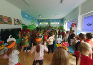 dzieci tańczą w sali przedszkolnej
