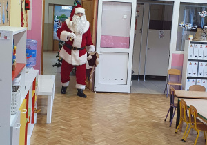 Mikołaj wchodzi do przedszkola