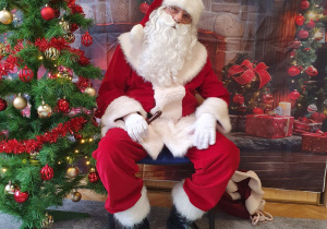 Mikołaj siedzi na krześle