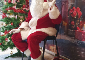 Mikołaj macha do dzieci