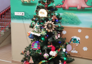 choinka ubrana w ozdoby wykonane przez dzieci