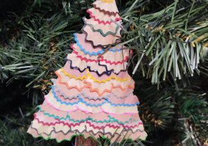 ozdoba choinkowa choinka z wiórków od kredek