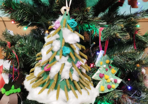 ozdoba choinkowa choinka z makaronu