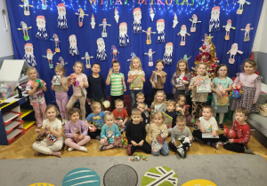 grupa dzieci biorących udział w konkursie