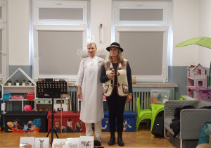 dwie kobiety przebrane za górala i anioła