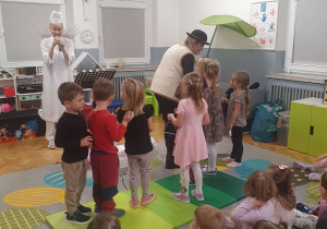 dzieci grają na instrumentach