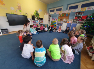 Klasa czyta przedszkolakom