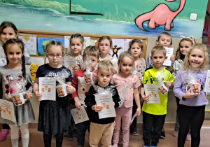 grupa dzieci pozuje do zdjęcia z dyplomami za konkurs plastyczny