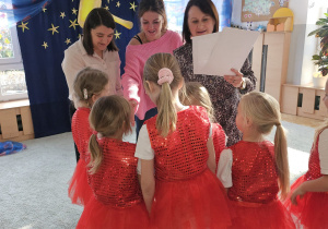 dziewczynki odbierają dyplomy za konkurs