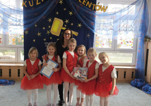grupa dziewczynek z dyplomami za konkurs