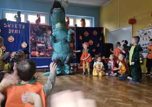 osoba przebrana za dinozaura