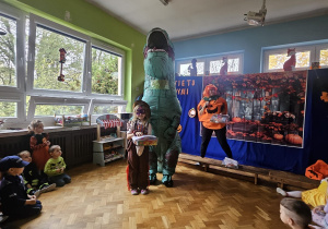 osoba przebrana za dinozaura