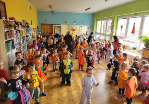 dzieci przebrane za dynie podczas przedszkolnego balu