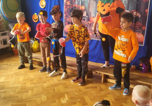 dzieci przebrane za dynie podczas konkursu