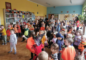 dzieci tańczące na balu