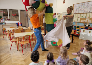 kobieta dzwiga wielką stonogę pluszową