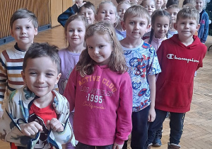 dzieci pozujace do zdjęcia