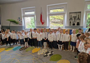 grupa dzieci ubrana na galowo