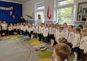 grupa dzieci ubrana na galowo