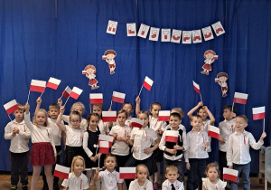 grupa dzieci ubrana na galowo