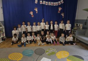 grupa dzieci ubrana na galowo