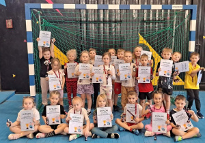 Grupa dzieci pozuje do zdjęcia.